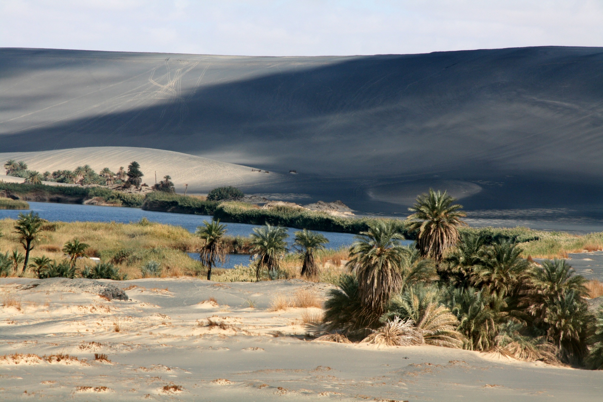 Название оазисов. Оазис Убари Ливия. Оазис Убари в Ливии. Пустыня сахара Оазис. Вулкан вау-АН-Намус.